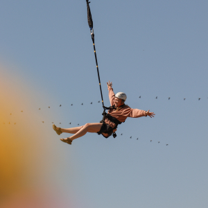 Lēciens ar virvi no Slokas papīrfabrikas torņa