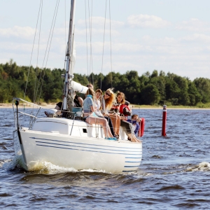 Plaukiojimas jachta ar motorine valtimi