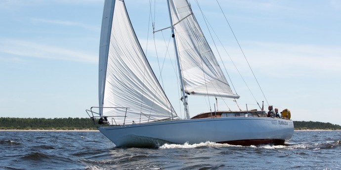 Yacht and motor boat cruises