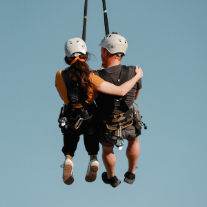 Lēciens ar virvi no Slokas papīrfabrikas torņa