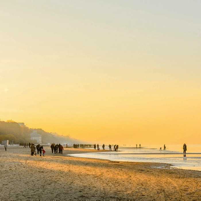 Paplūdimyje žaidžiančios gamtos jėgos