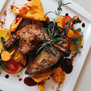 Pīles stilbiņš ar saldā kartupeļa šķēlītēm, āboliem un ķiršu mērci