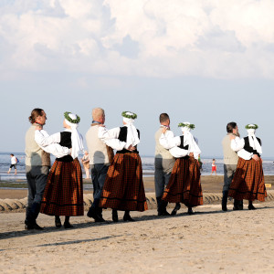 Deju festivāls “Jūras bize” Kaugurciema pludmalē